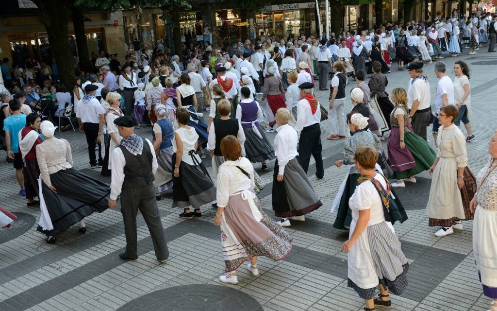 Erromeria dantzak ikasi – Laguntasuna